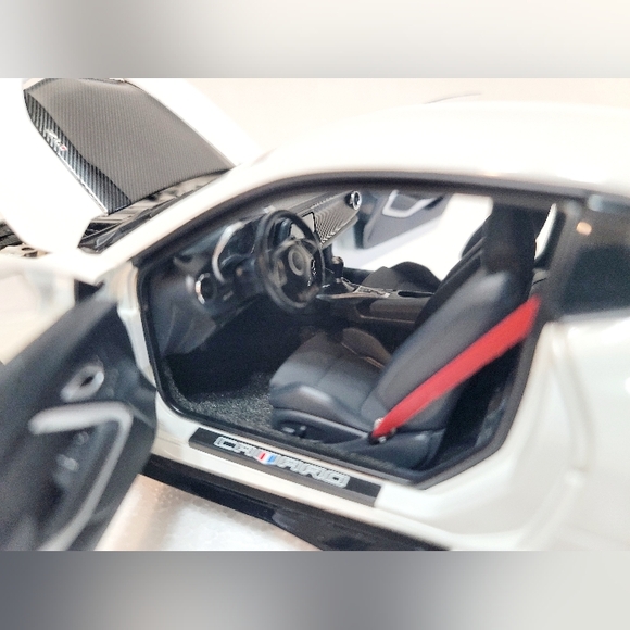 AUTOart Chevrolet Camaro ZL1 Summit White 1/18 Composite Diecast Model Car 71206 - Picture 11 of 16